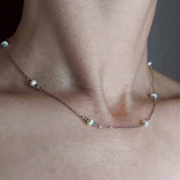 001. Ogrlica sa mini slatkovodnim biserima, u krug, na modelu