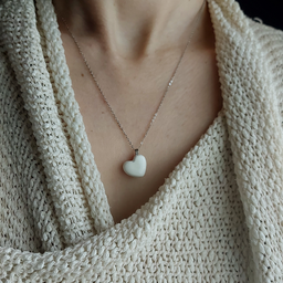 002. Ogrlica sa priveskom u obliku srca, handmade privezak, na modelu