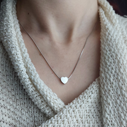 004. Ogrlica sa malim srcem, srebrna boja, na modelu