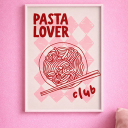 A4 poster sa belim ramom sa ilustracijom tanjira testenine i natpisom Pasta Lover Club u crveno-roze tonovima, postavlje