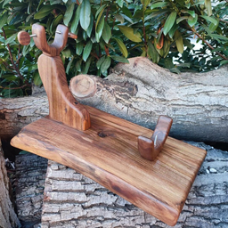 Postolje za šunku od Oraha,sa prohromskim zavrtkama.Dimenzije 55x25x5 cm.