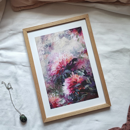 Uramljen print apstraktne slike hrizantema, kobinacija zeleih tonova žalfije i duboke ružičaste