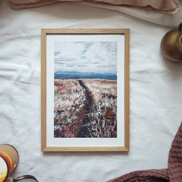 Uramljen print slike "Staza" pejzaž, livada s visokom travom kroz koju prolazi ugažena staza