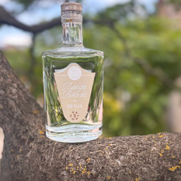 U ponudi imamo prirodne voćne rakije od dunje, kruške, kruške Vilijamovke i kajsije