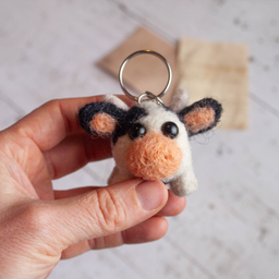 Privezak kravica, prirodna vuna