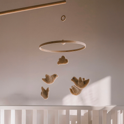 Ручно рађена вртешка израђена од опране овчије вуне. Свака фигурица је пажљиво обликована техником сувог филцања