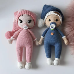 Unikatne Bebe Novi Rad od Februara. Beba moze biti u roze odelu, sa roze kapom koja se skida ili u plavom odelu.