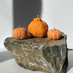 Set “Citrusi” je ručno izrađena kolekcija sveća sa prirodnim citrusnim karakterom.