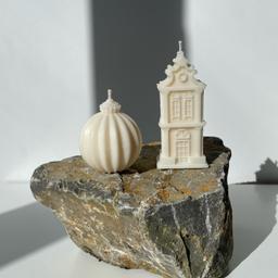 2 sveće: mala novogodišnja kugla i kuća