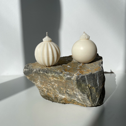 2 sveće: male novogodišnje kugle