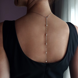 001. Ogrlica sa slatkovodnim biserima, za otvorena leđa, zadnja strana