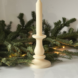 Krem bela dekorativna sveća u obliku klasičnog svećnjaka