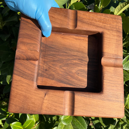 Piksla od parenog oraha, ručno pravljena iz jednog komada. Po želji dodajemo personalizaciju u epoxy smoli.