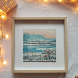 Uramljeni print slike "Mraz". Jezero u pastelnim nijansama plave i boje breskve, tanak snežni pokrivač na obali