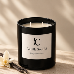 Vanilla Soufflé – ručno livena sojina sveća od 200 g sa toplim, kremastim mirisom vanile. Elegantni Le Chéri ritual.