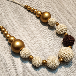 Ogrlica od prirodnih materijala zlatno bež braon