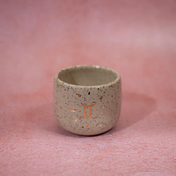 Keramička ZODIAC espreso šolja izrađena ručnom tehnikom vrtenja na grnčarskom kolu. Napravljena je od kvalitetne gline s