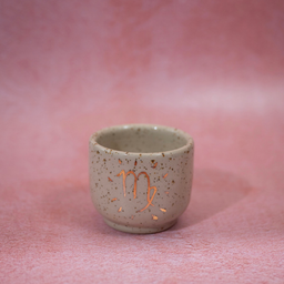 Keramička ZODIAC espreso šolja izrađena ručnom tehnikom vrtenja na grnčarskom kolu. Napravljena je od kvalitetne gline s