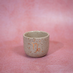 Keramička ZODIAC espreso šolja izrađena ručnom tehnikom vrtenja na grnčarskom kolu. Napravljena je od kvalitetne gline s