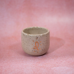 Keramička ZODIAC espreso šolja izrađena ručnom tehnikom vrtenja na grnčarskom kolu. Napravljena je od kvalitetne gline s