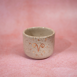 Keramička ZODIAC espreso šolja izrađena ručnom tehnikom vrtenja na grnčarskom kolu. Napravljena je od kvalitetne gline s