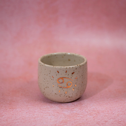 Keramička ZODIAC šolja izrađena ručnom tehnikom vrtenja na grnčarskom kolu. Napravljena je od kvalitetne gline sa prirod