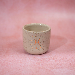 Keramička ZODIAC espreso šolja izrađena ručnom tehnikom vrtenja na grnčarskom kolu. Napravljena je od kvalitetne gline s