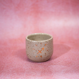 Keramička ZODIAC espreso šolja izrađena ručnom tehnikom vrtenja na grnčarskom kolu. Napravljena je od kvalitetne gline s