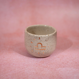 Keramička ZODIAC espreso šolja izrađena ručnom tehnikom vrtenja na grnčarskom kolu. Napravljena je od kvalitetne gline s