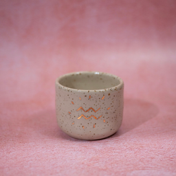 Keramička ZODIAC espreso šolja izrađena ručnom tehnikom vrtenja na grnčarskom kolu. Napravljena je od kvalitetne gline s